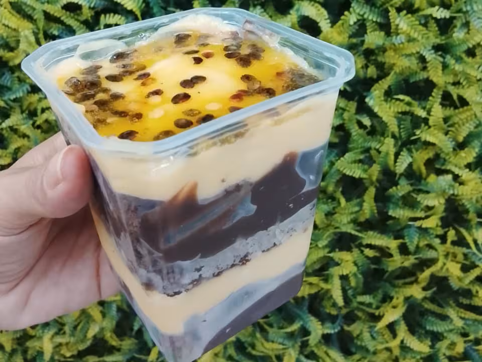 Bolo de pote - maracujá com brigadeiro