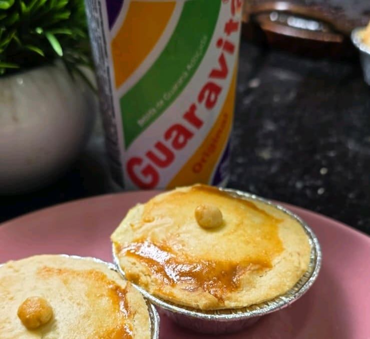 2 empadinhas frango com Catupiry mais 1 guaravita
