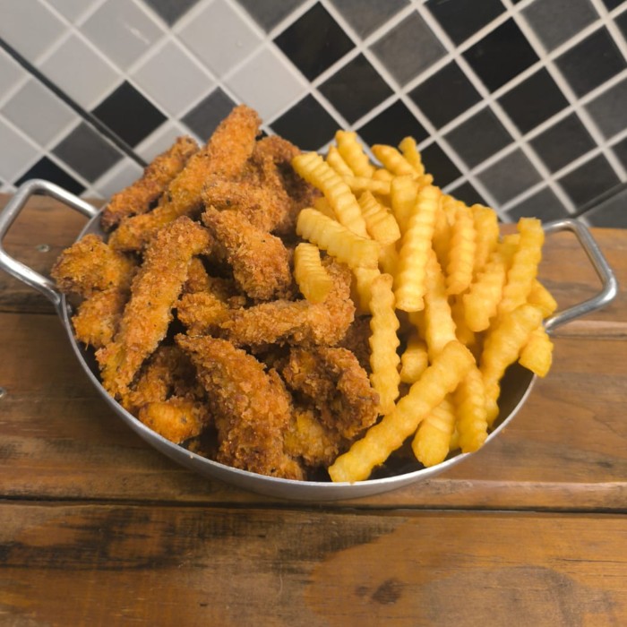 Tiras de frango com batata crispy.