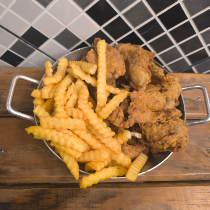 Tiras de peixe tilápia com batata crispy.