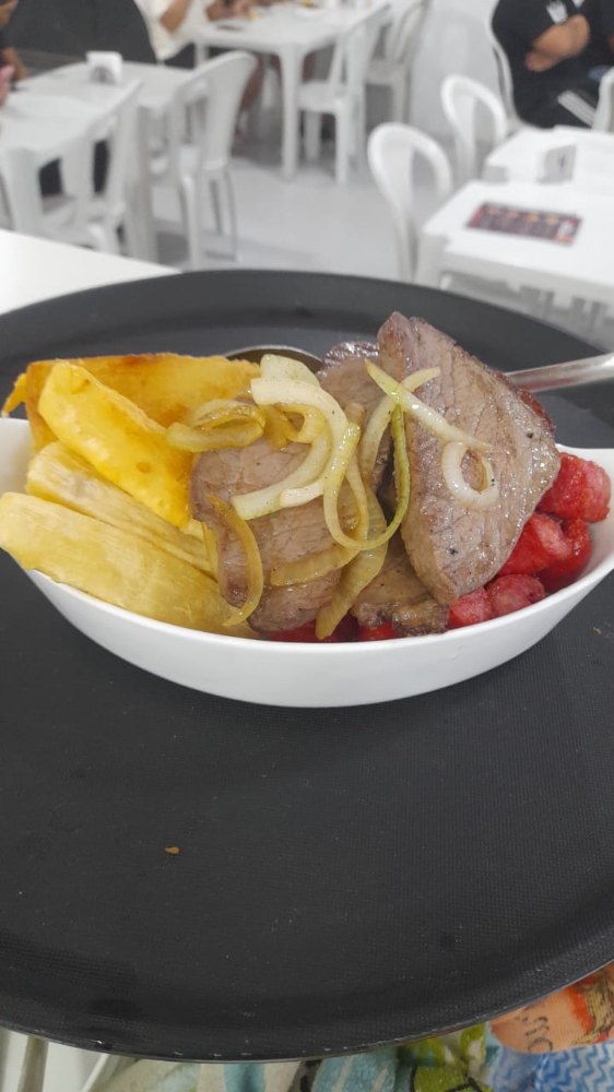 Carne de sol, linguiça mineira e aipim