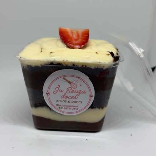 Bolo de pote - Ninho, chocolate com morango