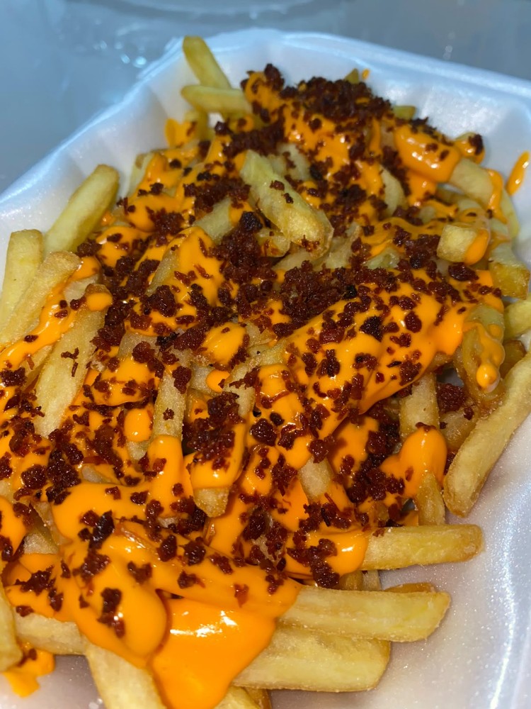 Batata Frita Turbinada (Cheddar e Farofa de bacon)